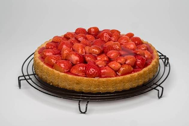 Klassischer Erdbeerkuchen auf Gitter , Food, Deutschland, 20.02.2024, Saftiger Erdbeerkuchen auf einem Kühlrost, glänzend und einladend. *** Classic strawberry cake on a grid, Food, Germany, 20 02 2024, Juicy strawberry cake on a cooling grid, shiny and inviting