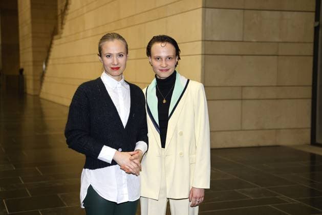 Alina Levshin und Luna Jordan, die beiden Schauspielerinnen beim Fototermin zur Preview vom investigativen ARD Spielfilm Am Abgrund (Ausstrahlung zum ARD-Thementag unsereErde - Kampf um Rohstoffe am 6.03.2024 um 20.15 Uhr) am 20.02.2024 im Deutschen Bundestag in Berlin Am Abgrund (ARD) Fototermin zur Preview im Deutschen Bundestag in Berlin *** Alina Levshin and Luna Jordan, the two actresses at the photo call for the preview of the investigative ARD feature film Am Abgrund Broadcast on the ARD theme day unsereErde Kampf um Rohstoffe on 6 03 2024 at 8 15 pm on 20 02 2024 at the German Bundestag in Berlin Am Abgrund ARD photo call for the preview at the German Bundestag in Berlin 