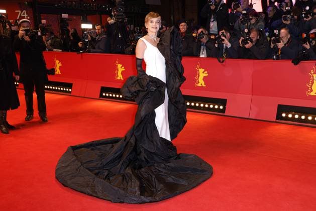 Sharon Stone bei der Ankunft zur Goldenen Ehrenbaer Gala im Rahmen der 74. Berlinale International Film Festival am 20.02.2024 in Berlin Berlinale 2024- Goldener Eherenbaer Gala fuer Martin Scorsese