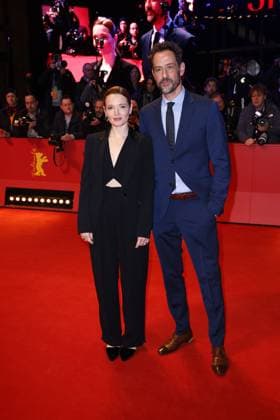 Karoline Herfurth und Christopher Doll bei der Ankunft zur Goldenen Ehrenbaer Gala im Rahmen der 74. Berlinale International Film Festival am 20.02.2024 in Berlin Berlinale 2024- Goldener Eherenbaer Gala fuer Martin Scorsese