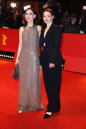 Sibel Kekilli und Karoline Herfurth bei der Ankunft zur Goldenen Ehrenbaer Gala im Rahmen der 74. Berlinale International Film Festival am 20.02.2024 in Berlin Berlinale 2024- Goldener Eherenbaer Gala fuer Martin Scorsese