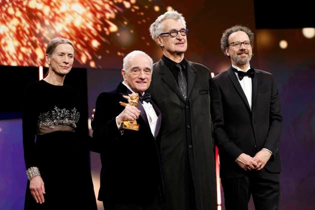 Mariette Rissenbeek, Wim Wenders, Martin Scorsese undCarlo Chatrian bei der Verleihung des Goldenen Ehrenbären an Martin Scorsese auf der Berlinale 2024 74. Internationale Filmfestspiele Berlin im Berlinale Palast. Berlin, 20.02.2024