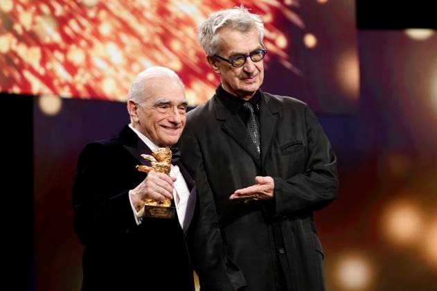 Martin Scorsese und Wim Wenders bei der Verleihung des Goldenen Ehrenbären an Martin Scorsese auf der Berlinale 2024 74. Internationale Filmfestspiele Berlin im Berlinale Palast. Berlin, 20.02.2024