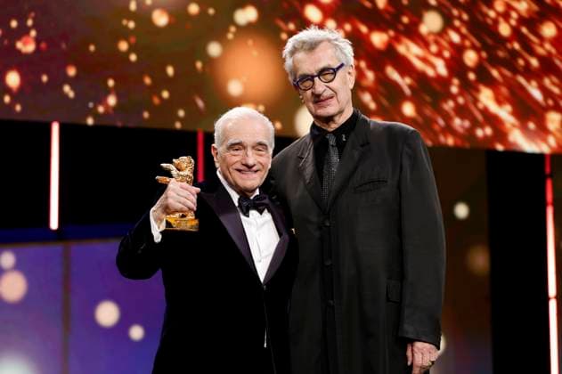 Martin Scorsese und Wim Wenders bei der Verleihung des Goldenen Ehrenbären an Martin Scorsese auf der Berlinale 2024 74. Internationale Filmfestspiele Berlin im Berlinale Palast. Berlin, 20.02.2024