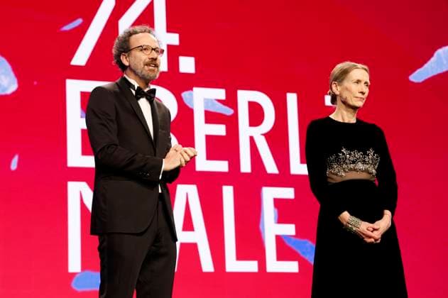 Carlo Chatrian und Mariette Rissenbeek bei der Verleihung des Goldenen Ehrenbären an Martin Scorsese auf der Berlinale 2024 74. Internationale Filmfestspiele Berlin im Berlinale Palast. Berlin, 20.02.2024