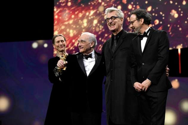 Mariette Rissenbeek, Wim Wenders, Martin Scorsese undCarlo Chatrian bei der Verleihung des Goldenen Ehrenbären an Martin Scorsese auf der Berlinale 2024 74. Internationale Filmfestspiele Berlin im Berlinale Palast. Berlin, 20.02.2024