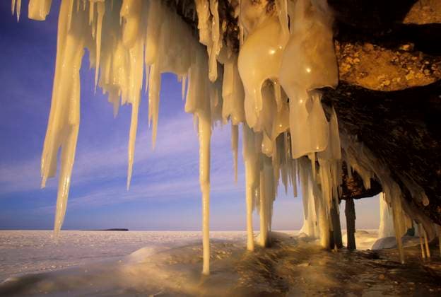 Canada, Ontario, Bruce Peninsula National Park, Icicles hang from a rock overhang of the Niagara Escarpment at sunset, Georgian Bay shoreline.  Copyright: x AllCanadaPhotos.comx 1990-53840