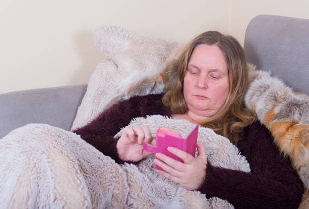 Frau ist krank und spielt mit Handy Frau ist krank und spielt mit Handy Woman is sick and playing with mobile phone ,model released, Symbolfoto Copyright: xZoonar.com VolkerxSchlichtingx 9788667 ,model released, Symbolfoto ,property released