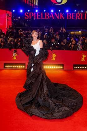 Ehrenbär Berlinale Sharon Stone auf dem roten Teppich des Eherenbären für Martin Scorsese im Berlinale Palast anlässlich der 74. Internationalen Filmfestspiele Berlin am 20.02.2024 . Copyright: xEventpressxKochanx