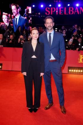 Ehrenbär Berlinale Karoline Herfurth und Christopher Doll auf dem roten Teppich des Eherenbären für Martin Scorsese im Berlinale Palast anlässlich der 74. Internationalen Filmfestspiele Berlin am 20.02.2024 . Copyright: xEventpressxKochanx