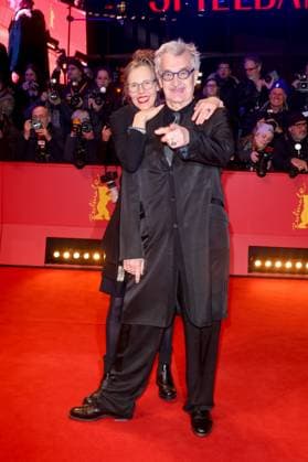 Ehrenbär Berlinale Donata Wenders und Wim Wenders auf dem roten Teppich des Eherenbären für Martin Scorsese im Berlinale Palast anlässlich der 74. Internationalen Filmfestspiele Berlin am 20.02.2024 . Copyright: xEventpressxKochanx
