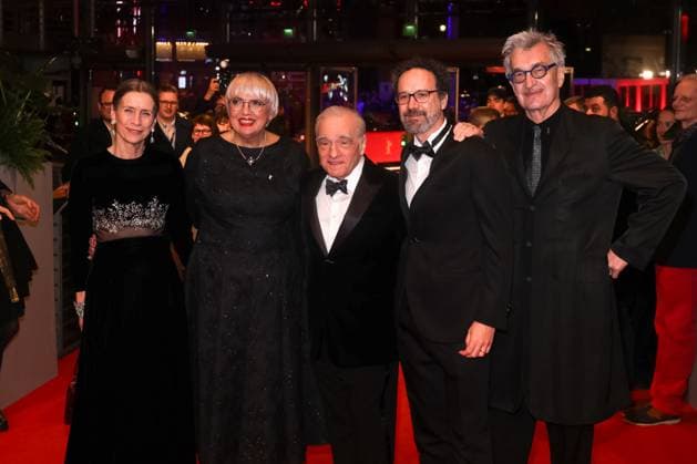 Entertainment Bilder des Tages Ehrenbär Berlinale Mariette Rissenbeek, Claudia Roth, Martin Scorsese, Carlo Chatrian und Wim Wenders auf dem roten Teppich des Eherenbären für Martin Scorsese im Berlinale Palast anlässlich der 74. Internationalen Filmfestspiele Berlin am 20.02.2024 . Copyright: xEventpressxKochanx