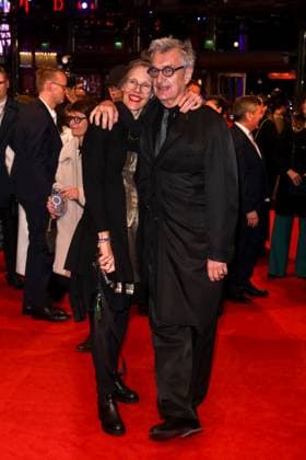 Ehrenbär Berlinale Donata Wenders und Wim Wenders auf dem roten Teppich des Eherenbären für Martin Scorsese im Berlinale Palast anlässlich der 74. Internationalen Filmfestspiele Berlin am 20.02.2024 . Copyright: xEventpressxKochanx