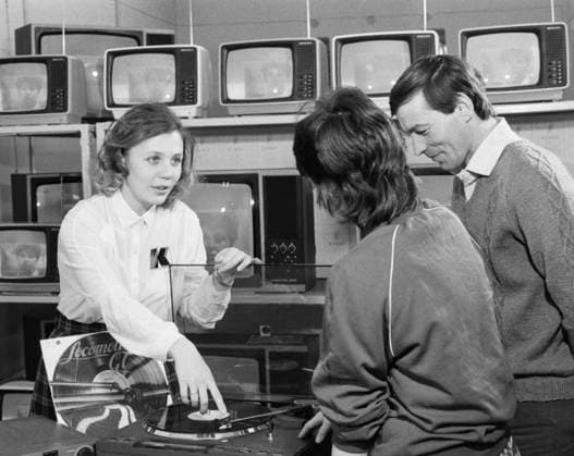 Ulyanovsk, USSR. Seller Larisa Sanatullina (L) advises customers in a showroom at the branded service centre for Kumir household appliances. Yuri Belozerov TASS  16526061