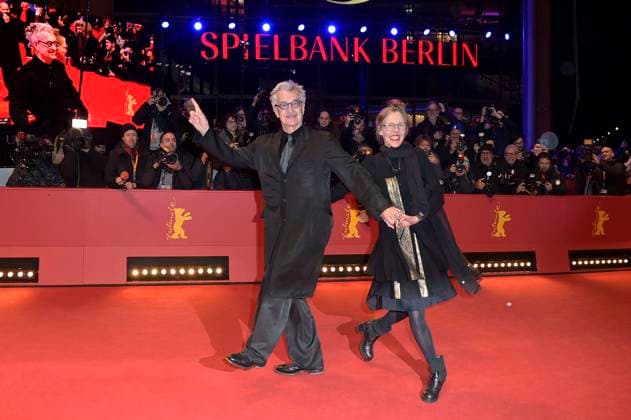 Wim Wenders mit Ehefrau Donata Wenders bei der Verleihung des Goldenen Ehrenbären an Martin Scorsese auf der Berlinale 2024 74. Internationale Filmfestspiele Berlin im Berlinale Palast. Berlin, 20.02.2024