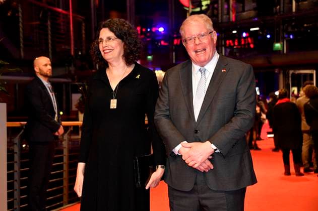 Clark Price mit Ehefrau Irene Price bei der Verleihung des Goldenen Ehrenbären an Martin Scorsese auf der Berlinale 2024 74. Internationale Filmfestspiele Berlin im Berlinale Palast. Berlin, 20.02.2024