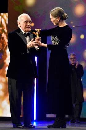 Martin Scorsese und Mariette Rissenbeek bei der Verleihung des Goldenen Ehrenbären an Martin Scorsese auf der Berlinale 2024 74. Internationale Filmfestspiele Berlin im Berlinale Palast. Berlin, 20.02.2024