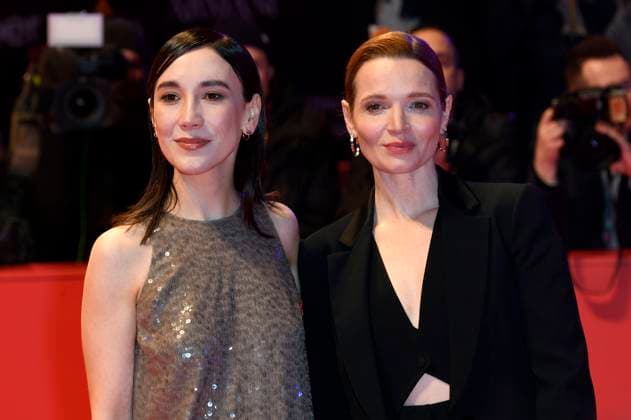 Sibel Kekilli und Karoline Herfurth bei der Verleihung des Goldenen Ehrenbären an Martin Scorsese auf der Berlinale 2024 74. Internationale Filmfestspiele Berlin im Berlinale Palast. Berlin, 20.02.2024