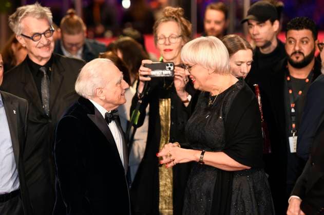 Martin Scorsese und Claudia Roth bei der Verleihung des Goldenen Ehrenbären an Martin Scorsese auf der Berlinale 2024 74. Internationale Filmfestspiele Berlin im Berlinale Palast. Berlin, 20.02.2024
