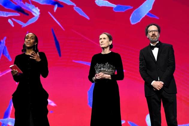 Hadnet Tesfai, Mariette Rissenbeek und Carlo Chatrian bei der Verleihung des Goldenen Ehrenbären an Martin Scorsese auf der Berlinale 2024 74. Internationale Filmfestspiele Berlin im Berlinale Palast. Berlin, 20.02.2024