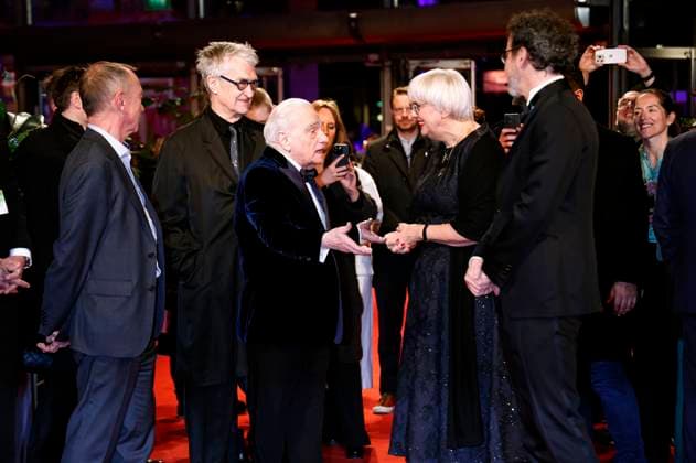 Wim Wenders, Martin Scorsese, Claudia Roth und Carlo Chatrian bei der Verleihung des Goldenen Ehrenbären an Martin Scorsese auf der Berlinale 2024 74. Internationale Filmfestspiele Berlin im Berlinale Palast. Berlin, 20.02.2024