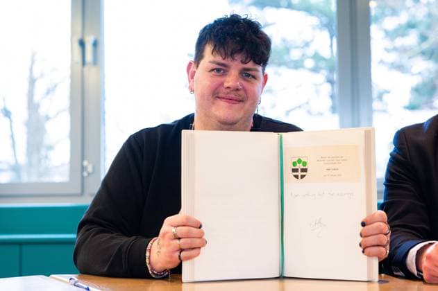 19.02.2024 - ESC-Sänger Isaak Guderian in Espelkamp NRW: Der 29-Jährige unterschreibt im Rathaus ins Goldene Buch der Stadt, in der er seit einem Jahr wohnt. Er gewann den Vorentscheid und tritt für Deutschland am 11. Mai 2024 in Malmö beim Eurovision Song Contest in Schweden an. , Espelkamp Nordrhein-Westfalen Deutschland Rathaus *** 19 02 2024 ESC singer Isaak Guderian in Espelkamp NRW The 29-year-old signs the Golden Book of the town he has lived in for a year at the town hall He won the preliminary round and will compete for Germany at the Eurovision Song Contest in Malmö, Sweden on May 11, 2024 , Espelkamp North Rhine-Westphalia Germany Town Hall