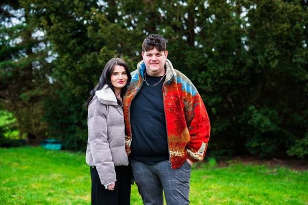 19.02.2024 - ESC-Sänger Isaak Guderian in Espelkamp NRW: Der 29-Jährige steht in seinem Garten in Frotheim mit seiner Frau Loreen an einer Tanne. Er gewann den Vorentscheid und tritt für Deutschland am 11. Mai 2024 in Malmö beim Eurovision Song Contest in Schweden an. , Espelkamp Nordrhein-Westfalen Deutschland *** 19 02 2024 ESC singer Isaak Guderian in Espelkamp NRW The 29 year old stands in his garden in Frotheim with his wife Loreen by a fir tree He won the preliminary round and will compete for Germany on May 11, 2024 in Malmö at the Eurovision Song Contest in Sweden , Espelkamp Nordrhein Westfalen Germany