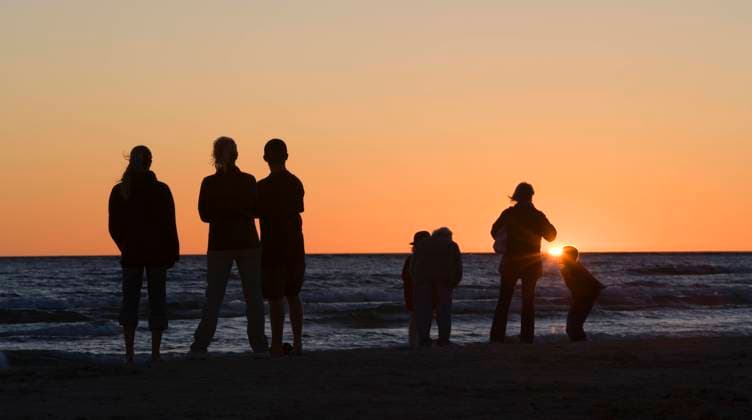 Canada, Ontario, A family watches the sunset over Lake Huron at Sauble Beach.  Copyright: x AllCanadaPhotos.comx 1990-56625