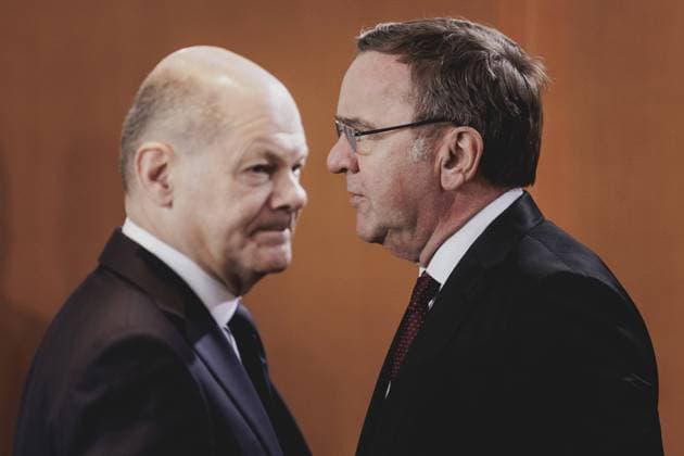 News Themen der Woche KW08 News Bilder des Tages (L-R) Olaf Scholz (SPD), Bundeskanzler, und Boris Pistorius (SPD), Bundesminister der Verteidigung, aufgenommen im Rahmen der woechentlichen Sitzung des Kabinetts in Berlin, 21.02.2024. Berlin Deutschland *** L R Olaf Scholz SPD , Federal Chancellor, and Boris Pistorius SPD , Federal Minister of Defense, taken during the weekly cabinet meeting in Berlin, 21 02 2024 Berlin Germany Copyright: xFlorianxGaertnerx