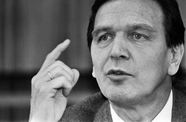 Deutschland, Bonn, 28.10.1993 Archiv.: 43-55-15 Fuer Ihr Archiv Foto: Gerhard Schroeder, Ministerpraesident von Niedersachsen Fuer Ihr Archiv *** Germany, Bonn, 28 10 1993 Archive 43 55 15 For your archive Photo Gerhard Schroeder, State Premier of Lower Saxony For your archive