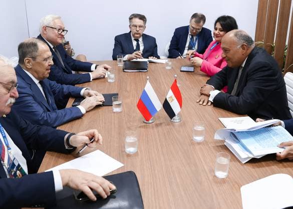 News Themen der Woche KW08 News Bilder des Tages Brazil Russia 8625967 21.02.2024 In this handout photo released by the Russian Foreign Ministry, Russian Foreign Minister Sergey Lavrov and Egyptian Foreign Minister Sameh Shoukry attend a meeting on the sidelines of the ongoing G20 ministerial summit in Rio de Janeiro, Brazil. Editorial use only, no archive, no commercial use. Russian Foreign Ministry Rio de Janeiro Brazil  Copyright: xx