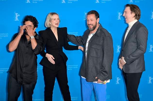 Kunal Nayyar, Carey Mulligan, Adam Sandler und Paul Dano beim Photocall zum Kinofilm Spaceman auf der Berlinale 2024 74. Internationale Filmfestspiele Berlin im Hotel Grand Hyatt. Berlin, 21.02.2024 *** Kunal Nayyar, Carey Mulligan, Adam Sandler and Paul Dano at the photocall for the feature film Spaceman at the Berlinale 2024 74 Berlin International Film Festival at the Hotel Grand Hyatt Berlin, 21 02 2024 Foto:xF.xKernx xFuturexImagex spaceman_4343