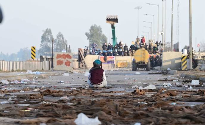 Bilder des Jahres 2024, News 02 Februar News Themen der Woche KW08 News Bilder des Tages AMBALA, INDIA - FEBRUARY 21: Police action on agitated farmers at Shambhu Border of Punjab and Haryana onFebruary 21, 2024 near Ambala, India. The situation at the Punjab-Haryana s Shambhu and Khanauri state border points turned intense after a clash between protesting farmers and Haryana police when the former tried to break the barricades amid their Delhi Chalo march and the police fired tear gas shells to disperse them. (Photo by Ravi Kumar Hindustan Times) Farmers Protest Turns Violent At Haryana Punjab Border