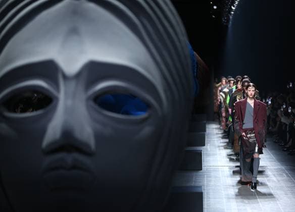 Bilder des Jahres 2024, Entertainment 02 Februar Entertainment Themen der Woche KW08 (240222) -- MILAN, Feb. 22, 2024 -- Models present creations of Etro Fall Winter 2024 2025 collections during the Fashion Week in Milan, Italy, Feb. 21, 2024. ) ITALY-MILAN-FASHION WEEK-ETRO LixJing 