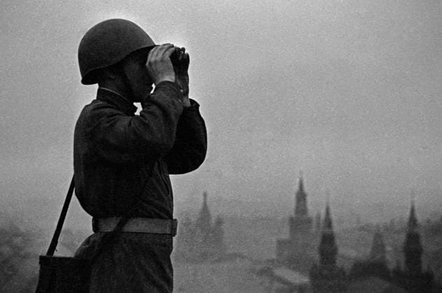 Defending the skies over Moscow 662671 27.06.1941 Moscow, August 1941. A member of the Soviet Air-Defense Force, whose radio-technical units guarded local air space. Anatoliy Garanin Sputnik Moscow Russia  Copyright: xAnatoliyxGaraninx