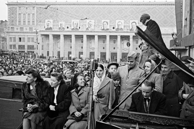 May 9, 1945 in Moscow 583061 09.05.1945 Yuri Bryushkov, member of Moscow Philharmonic Society, playing on Mayakovsky Square in Moscow. Anatoliy Garanin Sputnik Moscow Russia  Copyright: xAnatoliyxGaraninx