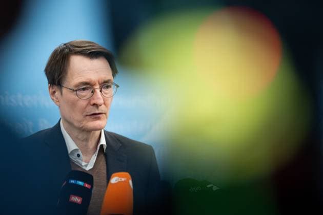 News Themen der Woche KW08 News Bilder des Tages Pressestatement des Bundesgesundheitsministers zum Fortgang der Krankenhausreform und der Cannabis Reform Prof. Dr. Karl Lauterbach der Bundesgesundheitminister bei seinem Pressestatement ueber den Fortgang der Krankenhausreform und der Cannabis Reform im bundesgesundheitsministerium in Berlin, Berlin , 22.02.2024 Berlin Berlin Deutschland *** Press statement by the Federal Minister of Health on the progress of the hospital reform and the cannabis reform Prof Dr Karl Lauterbach the Federal Minister of Health at his press statement on the progress of the hospital reform and the cannabis reform at the Federal Ministry of Health in Berlin, Berlin , 22 02 2024 Berlin Berlin Germany