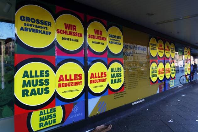 Schließung der Filiale Galeria Karstadt Kaufhof - Berlin, Deutschland, DEU, Germany, GER, 09.01.2024 - Berlin-Mitte: Hinweisschilder auf die bevorstehende Schließung einer Filiale der GALERIA Karstadt Kaufhof GmbH in der Müllerstraße. Den Kunden erwarten hohe Preisnachlässe. Der gesamte Warenbestand ist reduziert, ausgenommen von den zahlreichen Preisnachlässen sind einige wenige Marken. Die GALERIA Karstadt Kaufhof GmbH ist Deutschlands letzte große Warenhauskette. Werbeschild: GROSSER SORTIMENTS-ABVERKAUF - Werbeschild: ALLES MUSS RAUS - Werbeschild: ALLES REDUZIERT - AUSGENOMMEN SIND EINIGE MARKEN. - BITTE ACHTEN SIE AUF UNSERE BESCHILDERUNG! - Logo: GALERIA *** Closure of Galeria Karstadt Kaufhof store Berlin, Germany, DEU, Germany, G