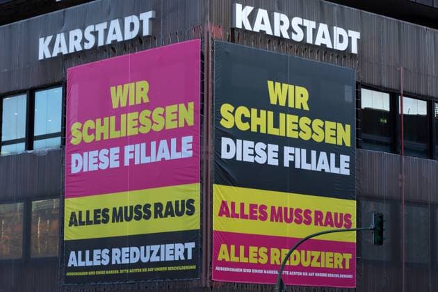 Schließung der Filiale Galeria Karstadt Kaufhof - Berlin, Deutschland, DEU, Germany, GER, 09.01.2024 - Berlin-Mitte: Hinweisschilder auf die bevorstehende Schließung einer Filiale der GALERIA Karstadt Kaufhof GmbH in der Müllerstraße. Den Kunden erwarten hohe Preisnachlässe. Der gesamte Warenbestand ist reduziert, ausgenommen von den zahlreichen Preisnachlässen sind einige wenige Marken. Die GALERIA Karstadt Kaufhof GmbH ist Deutschlands letzte große Warenhauskette. Schriftzug: KARSTADT - Werbebanner: WIR SCHLIESSEN DIESE FILIALE - ALLES MUSS RAUS - ALLES REDUZIERT - AUSGENOMMEN SIND EINIGE MARKEN. BITTE ACHTEN SIE AUF UNSERE BESCHILDERUNG! *** Closure of Galeria Karstadt Kaufhof store Berlin, Germany, DEU, Germany, GER, 09 01 2024 Berlin