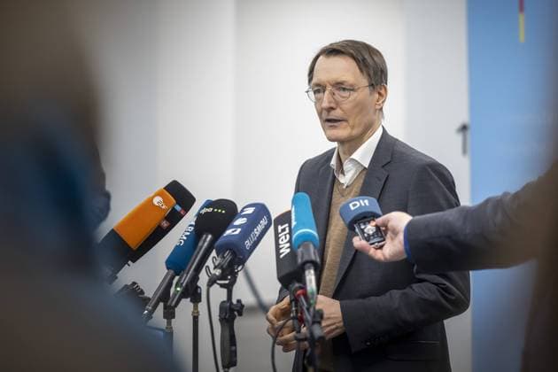 Karl Lauterbach, Bundesminister fuer Gesundheit, waehrend eines Pressestatements zu den Themen Krankenhausreform und Cannabis-Legalisierung in Berlin, 22.02.2024. Berlin Deutschland *** Karl Lauterbach, Federal Minister of Health, during a press statement on the topics of hospital reform and cannabis legalization in Berlin, 22 02 2024 Berlin Germany Copyright: xLorenzxHuterx