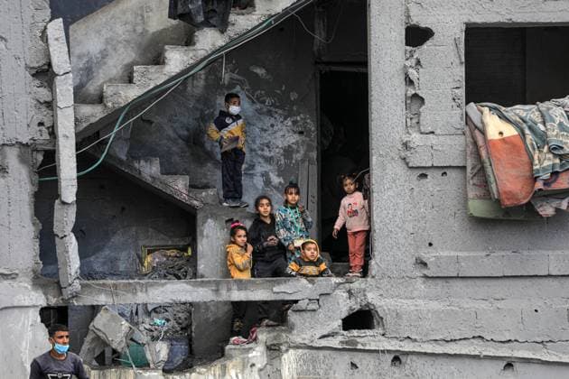 Bilder des Jahres 2024, News 02 Februar News Themen der Woche KW08 News Bilder des Tages (240222) -- RAFAH, Feb. 22, 2024 -- Children are seen in a building destroyed in an Israeli air strike in the southern Gaza Strip city of Rafah, Feb. 22, 2024. The Palestinian death toll from the ongoing Israeli attacks on Gaza has risen to 29,410, with 69,465 others wounded since the Israel-Hamas conflict broke out, Hamas-run Health Ministry said in a press statement on Thursday. It added that the Israeli army killed 97 Palestinians and wounded 132 others during the past 24 hours, noting that some victims remain under the rubble amid heavy bombardment and a lack of civil defense and ambulance crews. (Photo by Xinhua) MIDEAST-GAZA-PALESTINIAN DEATH TOLL RizekxAbdeljawad 