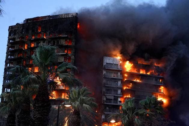News Themen der Woche KW08 News Bilder des Tages Spanien, Feuer in einem Hochhaus in Valencia 14-Story Building On Fire - Valencia Flames devour a building in the Campanar neighborhood, February 22, 2024, in Valencia, Valencian Community, Spain. A large fire has devastated a 14-storey building in the Campanar district of Valencia. The fire, which originated on the fourth floor of the building, has generated a large column of flames and a dense smoke that has affected several floors of the building. The 112 has mobilized ten firefighters, two SAMU and a SVB to the scene of the fire.Photo by Eduardo Manzana Europa Press ABACAPRESS.COM Valencia, Valencian Community Spain  Copyright: xEuropaxPress ABACAx