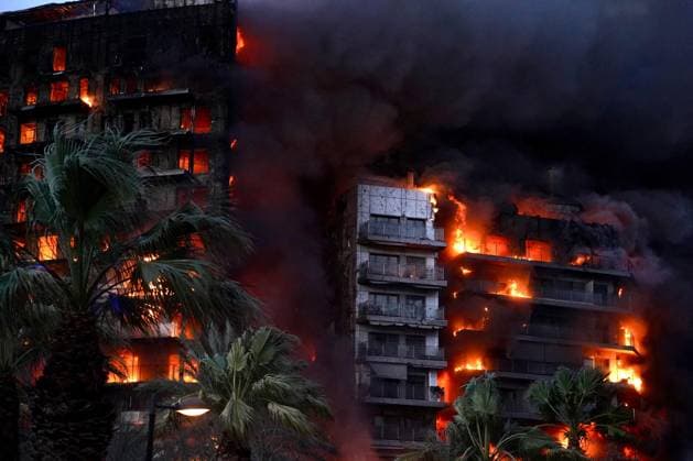 Bilder des Jahres 2024, News 02 Februar Spanien, Feuer in einem Hochhaus in Valencia 14-Story Building On Fire - Valencia Flames devour a building in the Campanar neighborhood, February 22, 2024, in Valencia, Valencian Community, Spain. A large fire has devastated a 14-storey building in the Campanar district of Valencia. The fire, which originated on the fourth floor of the building, has generated a large column of flames and a dense smoke that has affected several floors of the building. The 112 has mobilized ten firefighters, two SAMU and a SVB to the scene of the fire.Photo by Eduardo Manzana Europa Press ABACAPRESS.COM Valencia, Valencian Community Spain  Copyright: xEuropaxPress ABACAx