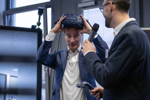 News Themen der Woche KW08 News Bilder des Tages Besuch von NRW-Ministerpräsident Hendrik Wüst im Rheinland Ministerpräsident Wüst entledigt sich der Virtual Reality Brille - Am 22. Februar 2024 hat Ministerpräsident Hendrik Wüst (CDU) das Rheinland in Nordrhein-Westfalen besucht. Unter anderem war er in Köln, Siegburg und Bonn. Bonn Humanoid Robots Lab der Universi NRW Deutschland *** Visit by NRW Minister President Hendrik Wüst to the Rhineland Minister President Wüst takes off his virtual reality glasses On February 22, 2024, Minister President Hendrik Wüst CDU visited the Rhineland in North Rhine-Westphalia Among other places, he visited Cologne, Siegburg and Bonn Bonn Humanoid Robots Lab of the Universi NRW Germany Copyright: xBEAUTIFULxSPORTS Derixx
