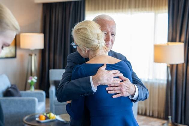 Bilder des Jahres 2024, News 02 Februar News Themen der Woche KW08 News Bilder des Tages February 22, 2024, San Francisco, California, USA: Joe Biden hugs Yulia Navalnaya, right, widow of A. Navalny. Navalny, died last week after being imprisoned by the Kremlin. San Francisco USA - ZUMA 20240222_new_z03_002 Copyright: xWhitexHousex
