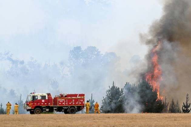 News Themen der Woche KW08 BUSHFIRES VICTORIA, A CFA strike team is seen at a fire near Raglan in Victoria, Friday, February 23, 2024. More than 1000 firefighters are working to contain a large bushfire raging in western Victoria as hot conditions set in across NSW. ( NO ARCHIVING, EDITORIAL USE ONLY, NO USE IN BOOKS WITHOUT CONSENT VICTORIA AUSTRALIA  Copyright: xJAMESxROSSx 20240223001906703819