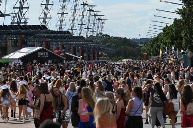 TAYLOR SWIFT CONCERTGOERS, Tens of thousands of concertgoers arrive for the first of four Taylor Swift The Eras Tour concert at ACCOR Stadium in Sydney, Friday, February 23, 2024. Event organisers are expecting large crowds from Friday 23 February 2024 through to Monday 26 February 2024, as the Taylor Swift Eras Tour concert comes to Sydney Olympic Park for four concerts. ( NO ARCHIVING, EDITORIAL USE ONLY, NO USE IN BOOKS WITHOUT CONSENT SYDNEY NEW SOUTH WALES AUSTRALIA  Copyright: xDEANxLEWINSx 20240223001906713303