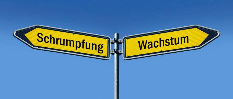 zwei Wegweiser mit Schrumpfung und Wachstum zwei Wegweiser mit Schrumpfung und Wachstum, 23.02.2024, Borkwalde, Brandenburg, In zwei Richtungen zeigen Wegweiser mit den Schriftzügen Schrumpfung und Wachstum. *** two signposts with shrinkage and growth two signposts with shrinkage and growth, 23 02 2024, Borkwalde, Brandenburg, Signposts with the words shrinkage and growth point in two directions