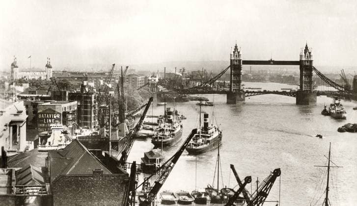 Tower Bridge and River Thames with Ships, London, England, United Kingdom, Postcard, 1910  Copyright: xABxArchivex jtv005046