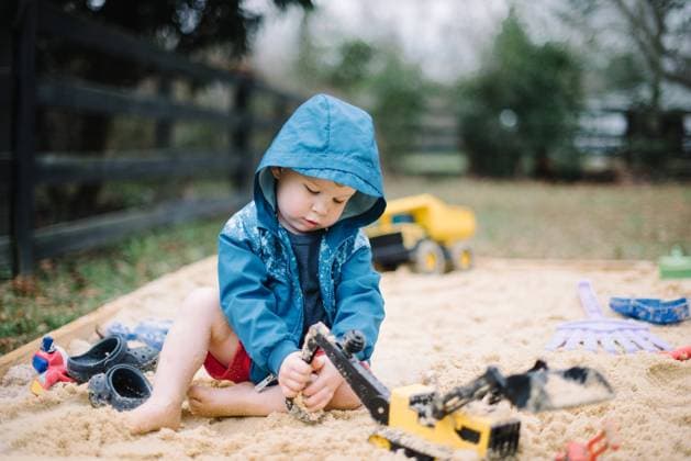 Creative Highlights Symbolbilder Toddler Playtime in the Sandbox Aiken, South Carolina, United States CR_LULK2402089E-1340551-01 ,model released, Symbolfoto